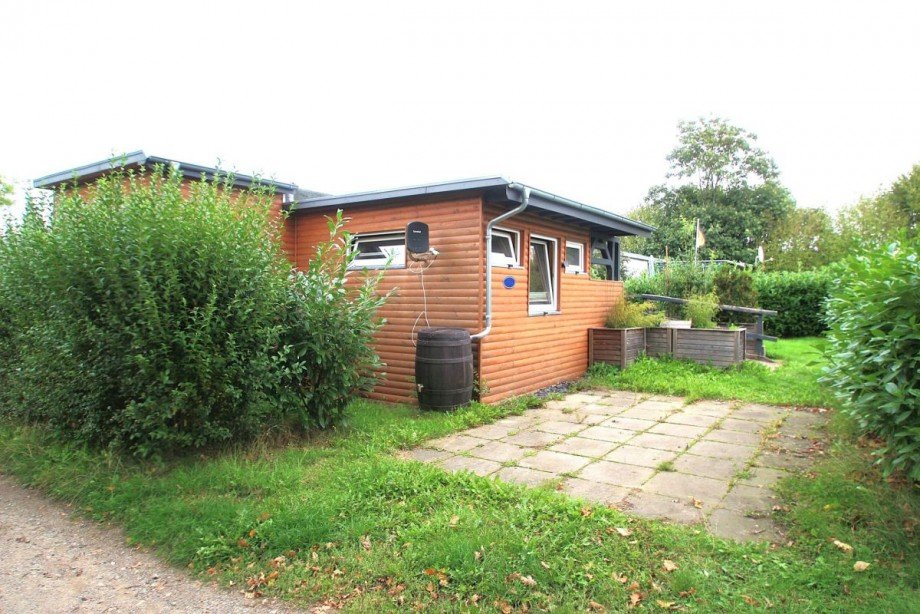 Der befestigte PKW-Au�enstellplatz Bungalow Klein R�nnau