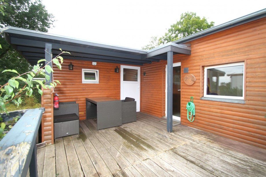 Die teil�berdachte Terrasse Bungalow Klein R�nnau