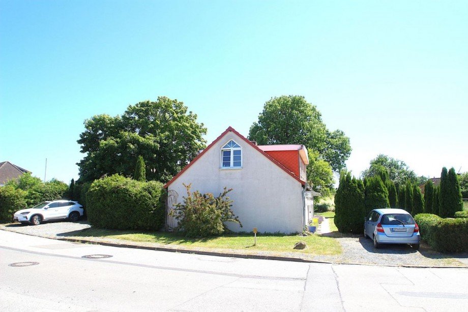 Stra�enansicht mit den 4 PKW-Au�enstellpl�tzen Mehrfamilienhaus Kabelhorst